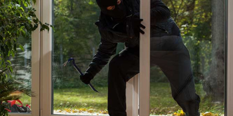 யாழில் ஒரே இரவில் மூன்று வீடுகளில் கைவரிசை