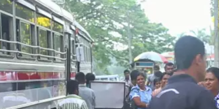 சாரதிக்கு ஏற்ப்பட்ட திடீர் சுகயீனத்தால் கட்டுப்பாட்டை இழந்த பேருந்து !