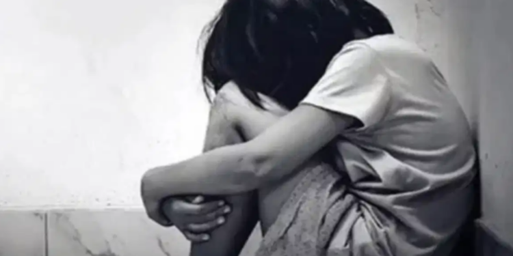 மாணவியை துஷ்பிரயோகம் செய்த மாணவன்!