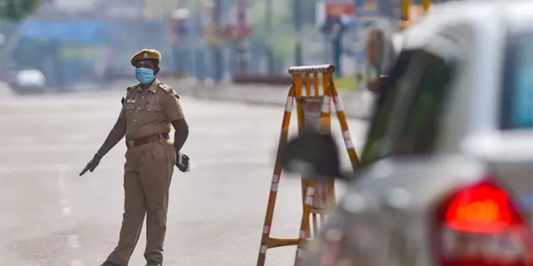 வாகனத்தில் ஒட்டப்பட்டுள்ள ஸ்டிக்கர்களை அகற்றுமாறு அறிவிப்பு!