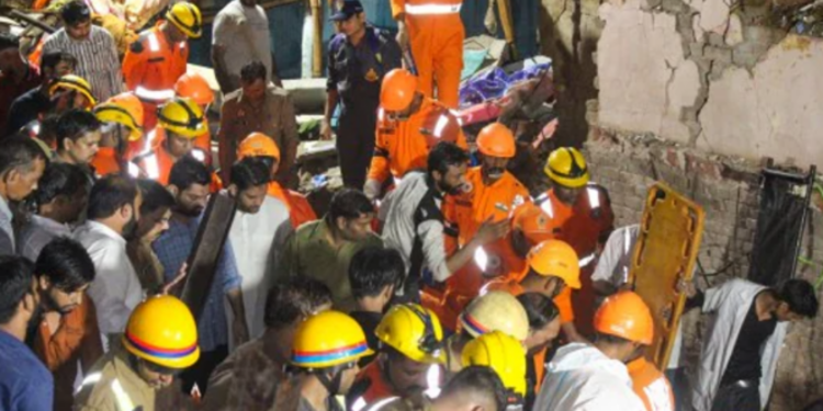 3 மாடிகட்டிடம் திடீரென இடிந்து விழுந்ததில் ஒரே குடும்பத்தைச் சேர்ந்த 10 பேர் பலி!