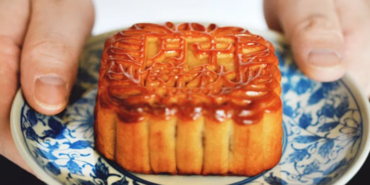 கேக் வாங்கிய பெண்ணிற்கு காத்திருந்த அதிர்ச்சி!