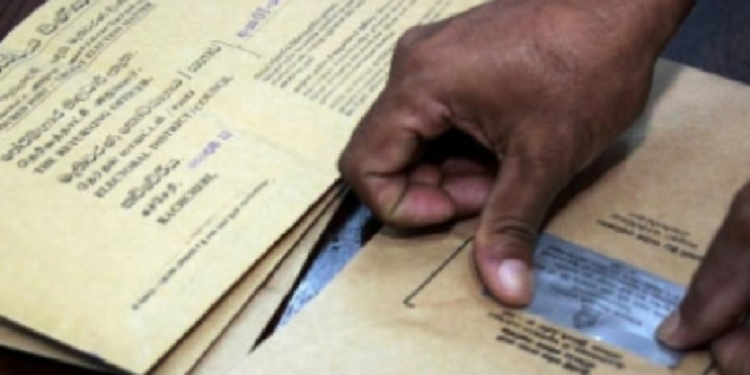 புத்தளத்தில் மீட்க்கப்பட்ட வாக்குசீட்டுகள்!