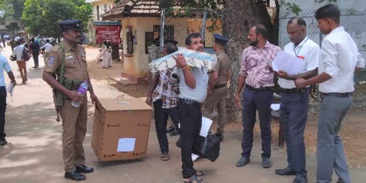 பலத்த பாதுகாப்புடன் அனுப்பி வைக்கப்படும் வாக்கு பெட்டிகள்!