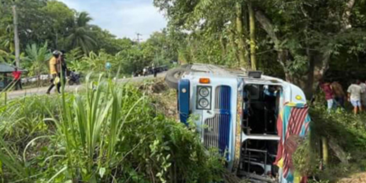 கொழும்பு நோக்கிப் பயணித்த பேருந்து விபத்திற்க்குளானது!17 பேர் காயம்!