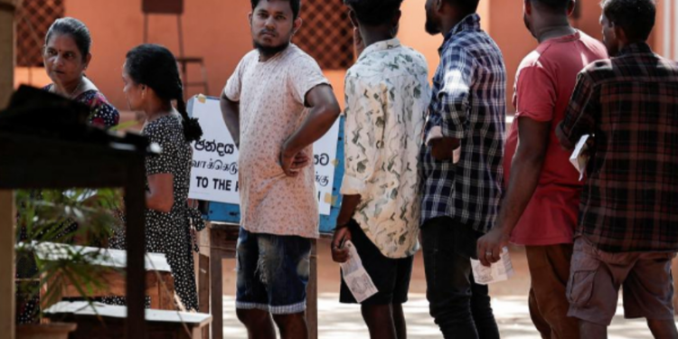 யாழில் வாக்குச்சீட்டை கிழித்த இளைஞர்  கைது!