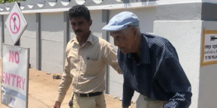 தள்ளாத வயதிலும் தனது வாக்கினை பதிவு செய்த 106 வயது நபர்