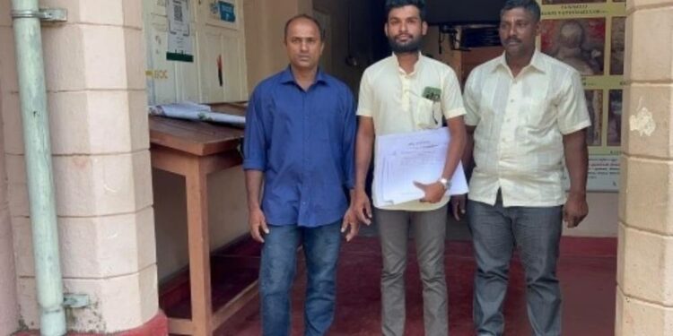 கட்டுப்பணத்தை செலுத்திய தமிழர் மரபுரிமை கட்சியினர்