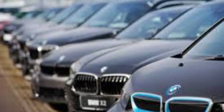 சட்டவிரோதமான முறையில் சொகுசு வாகனங்களை இறக்குமதி செய்தவர்களை கைது செய்ய உத்தரவு!