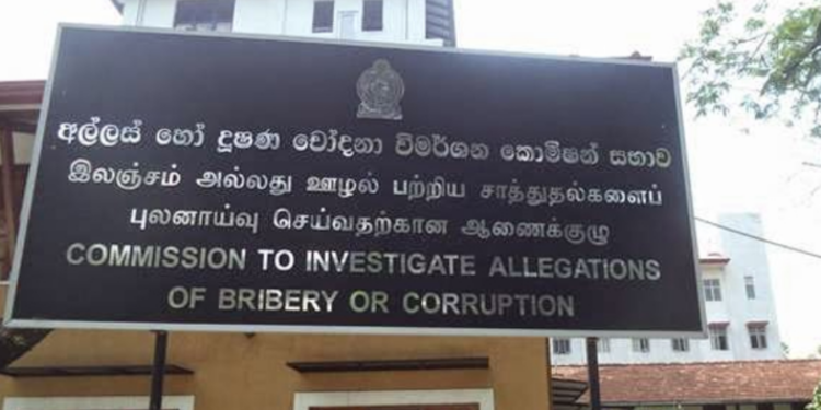 இலஞ்சம் பெற்ற போக்குவரத்து திணைக்கள ஊழியர்கள் கைது!