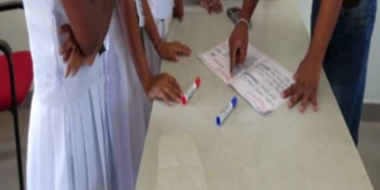 யாழ் பிரபல பெண்கள் பாடசாலையில் இரட்டை அர்த்தத்தில் கல்வி கற்பிக்கும் ஆசிரியர்