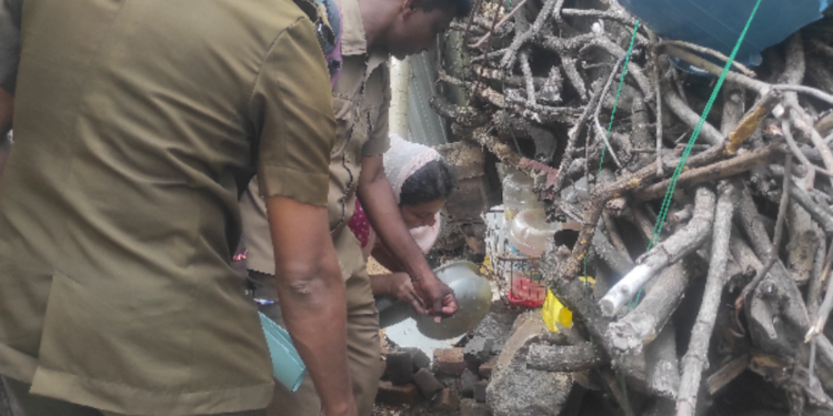 காத்தான்குடியில் திடீர் பரிசோதனையில் ஈடுபட்ட  சுகாதார பரிசோதகர்கள்