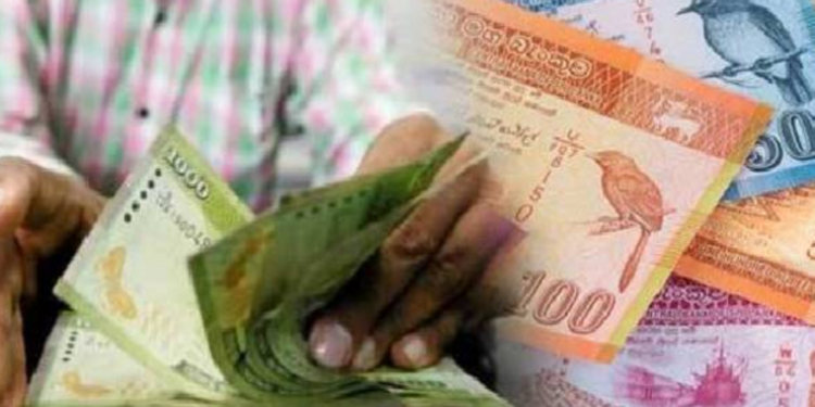 யாழில் பல இலட்சரூபா பணத்தை வீதியில்   தீயிட்டு எரித்த நபர்!