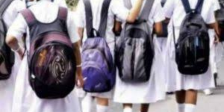 பாடசாலையில் ஒன்றில் நிகழ்ந்த அசம்பாவிதத்தால் 7 மாணவிகள் வைத்தியசாலையில்