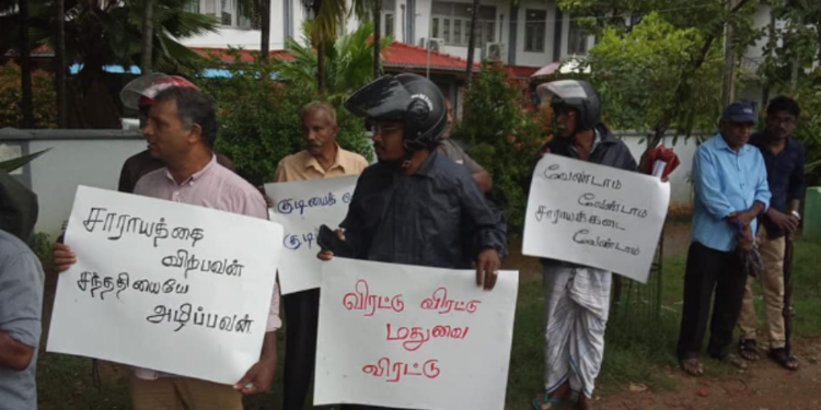 யாழில் கொட்டும் மழையிலும் வீதிக்கிறங்கி போராடிய மக்கள்!