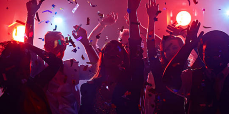 யுவதி உட்பட 12 பேர் கைது!