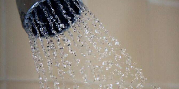 கனடாவில் குளித்துக்கொண்டிருந்த நபரை கைது செய்த பொலிஸார்!