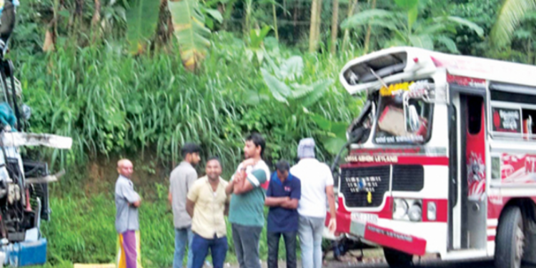 இரண்டு பேருந்துகள் நேருக்கு நேர் மோதியதில் 28 பேர் காயம் !