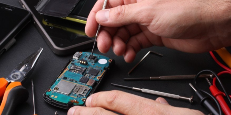 தொலைபேசி திருத்தக் கொடுப்போர் அவதானம்!