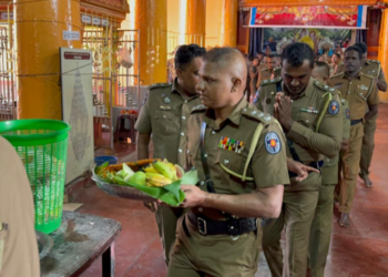 முல்லைத்தீவு ஒட்டுசுட்டான்ஆலயத்தில் தீபாவளி சிறப்பு பூஜை மேற்கொண்ட பொலிசார்