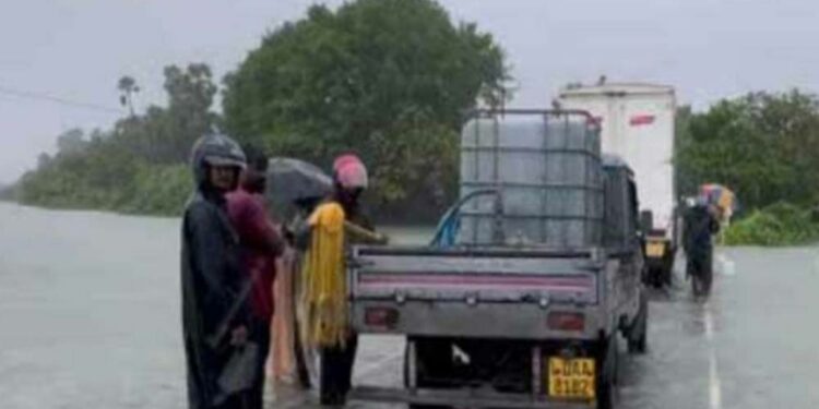 சீரற்ற காலநிலையால் மட்டக்களப்பு – கொழும்பு வீதிக்கு பூட்டு