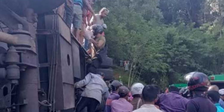 பல்கலைக்கழக பேரூந்து கவிழ்ந்ததில் இரு மாணவிகள் பலி!