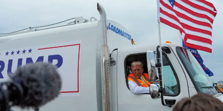 குப்பை லொரியில் பயணித்த டொனால்ட் ட்ரம்ப்