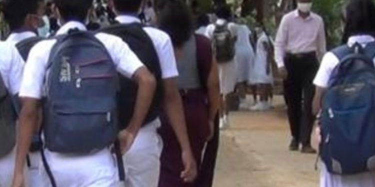 பாடசாலை ஒன்றில் சர்ச்சை ஏற்ப்படுத்திய சம்பவம்