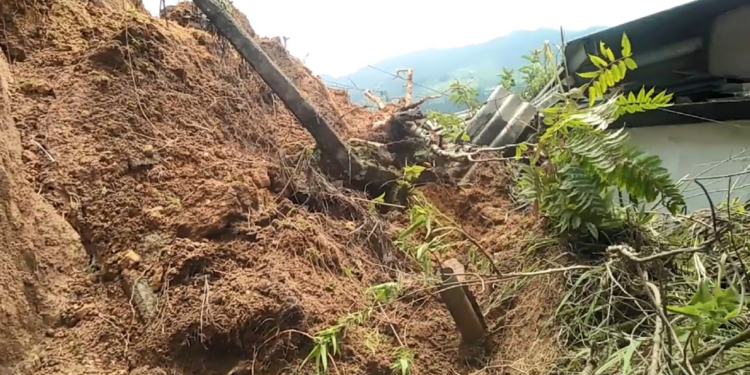 சுரங்க பணியாளர்கள் மீது சரிந்து விழுந்த மண்மேடு!