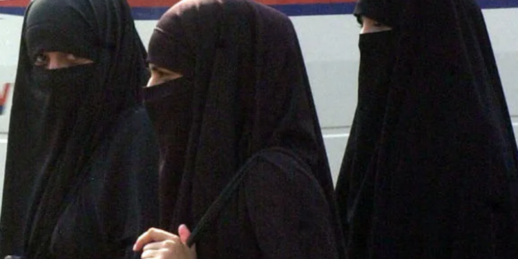 சுவிசில் முழுமையாக முகத்தை மூட தடை!