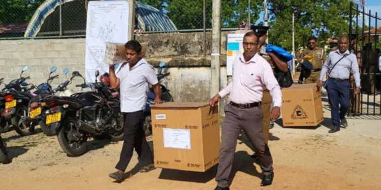 வாக்களிக்க சென்ற வயதான பெண்ணை ஏமாற்றிய தேர்தல் அதிகாரி