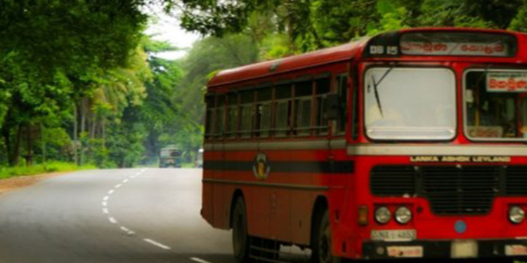 பேருந்தில் பயணித்த நடத்துனர் தூக்கி வீசப்பட்டு மரணம்!