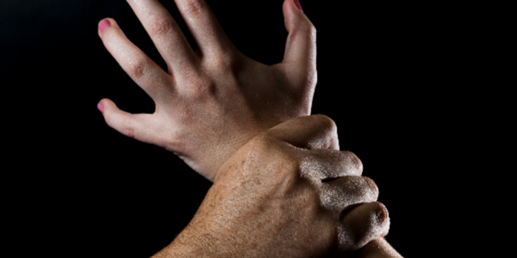 மனைவியை நண்பனுக்கு விருந்தாக்கிய கணவன்!