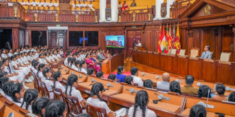 ஜனாதிபதி அலுவலகத்தை பார்வையிட சென்ற இராஜசிங்க மத்திய கல்லூரி மாணவிகள்