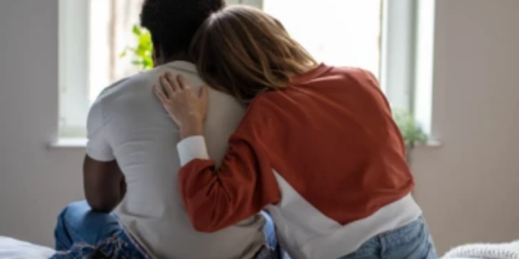 காதலனுடன் நெருக்கமாக இருந்த யுவதியின் புகைப்படங்களை வைத்து இலஞ்சம் கோரிய பொலிசார் கைது!