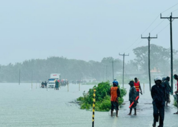 வட்டுவாகல் பாலத்தினை மூடி பாய்ந்தோடும் வெள்ளம் மக்களுக்கு எச்சரிக்கை!