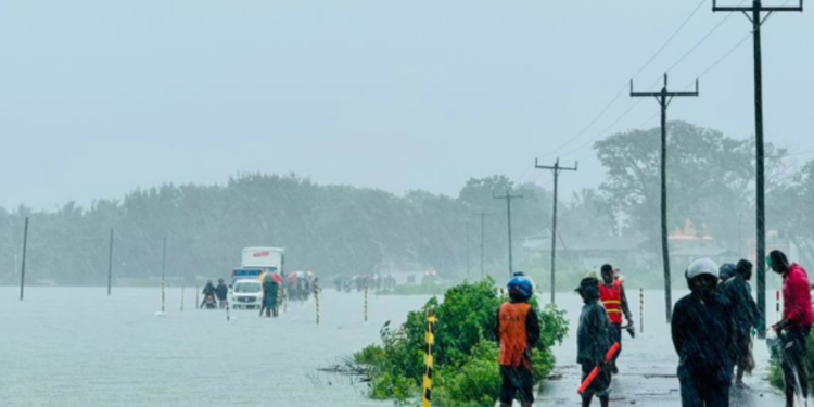 வட்டுவாகல் பாலத்தினை மூடி பாய்ந்தோடும் வெள்ளம் மக்களுக்கு எச்சரிக்கை!