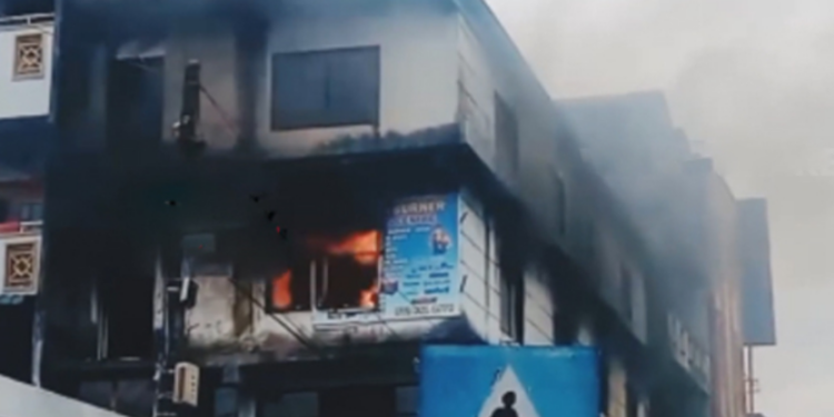 கொழும்பு கட்டிடம் ஒன்றில் தீ விபத்து!