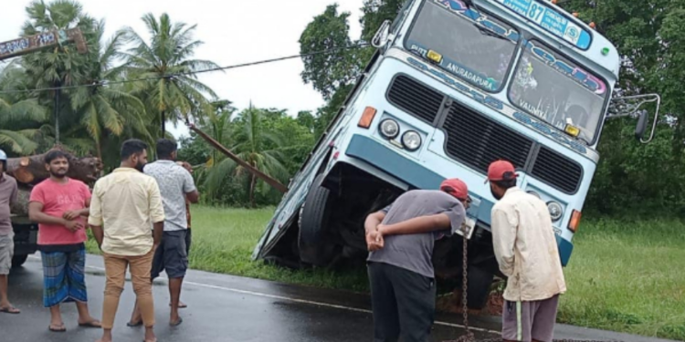 கொழும்பில் இருந்து யாழ் நோக்கி பயணித்த பேருந்து விபத்து பெண் பலி!