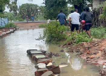 புதுக்குடியிருப்பில் கனமழையால் பாதிக்கப்பட்ட இடங்களை பார்வையிட்ட நாடாளுமன்ற உறுப்பினர் துரைராசா ரவிகரன்