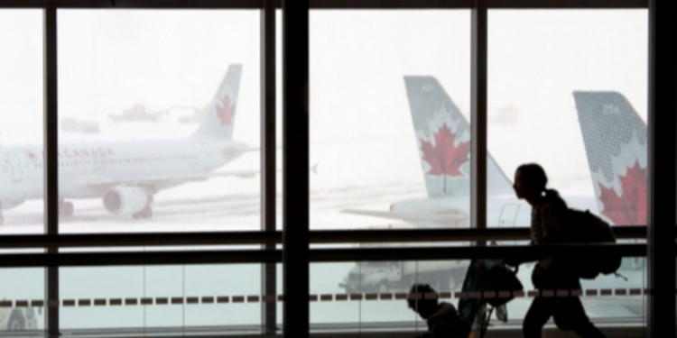 பனி பொழிவிற்கு தயாராகும்  கனடாவின் முக்கிய விமான நிலையம்!