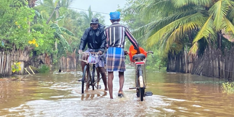 வெள்ளத்தில் அடித்து செல்லப்பட்ட சொகுசு கார்!
