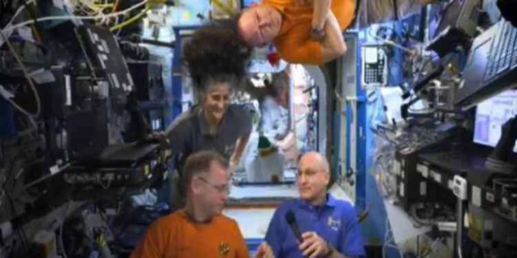 வான்கோழி கறியுடன் விண்வெளியில் விருந்து கொண்டாடிய சுனிதா வில்லியம்ஸ் குழுவினர்!