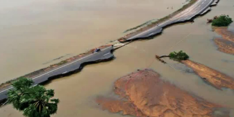 வெள்ளநீரில் பாம்பு கடித்ததில் இளைஞன் பலி!