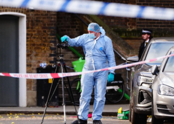 பிரித்தானியாவில் தந்தை மற்றும் 8 வயது சிறுமி மீது துப்பாக்கிச்சூடு!