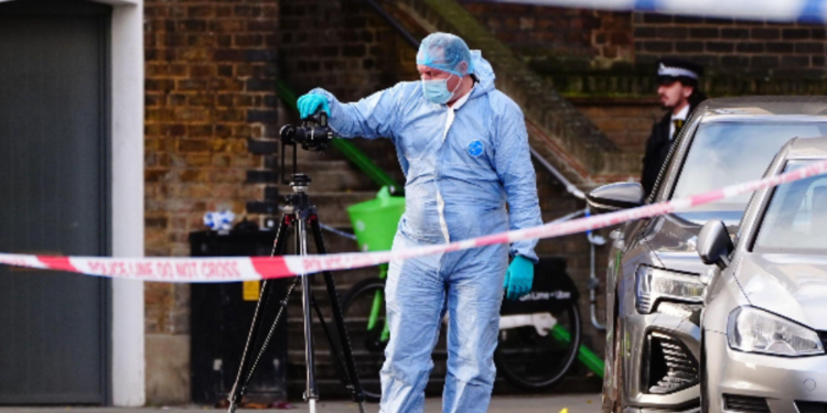 பிரித்தானியாவில் தந்தை மற்றும்  8 வயது சிறுமி மீது துப்பாக்கிச்சூடு!