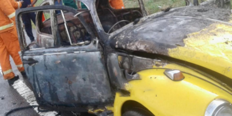 திடீரென தீப்பிடித்த கார்!