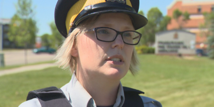 கனடாவில் பெண் பொலிஸ் உத்தியோகஸ்தர் மீது குற்றச்சாட்டு !