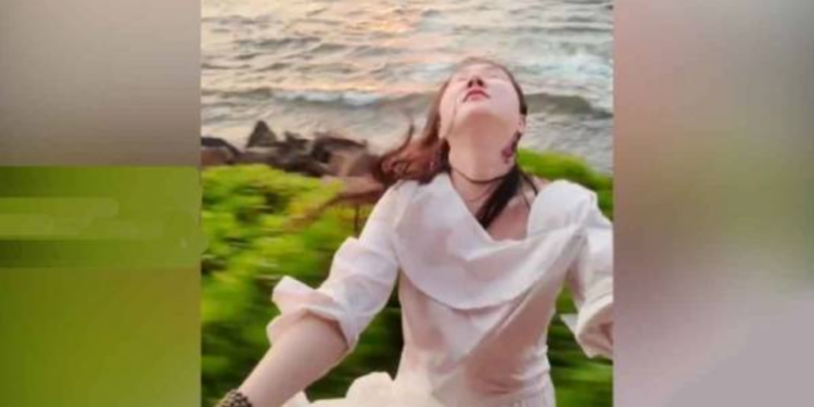 புகைரதத்தில் தொங்கியபடி பயணித்த சீன யுவதிக்கு நிகழ்ந்த சோகம்!