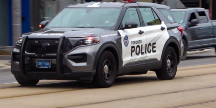 கனடாவில் ஆயுதங்களுடன் தமிழ் தமிழ் தம்பதியினர் கைது!